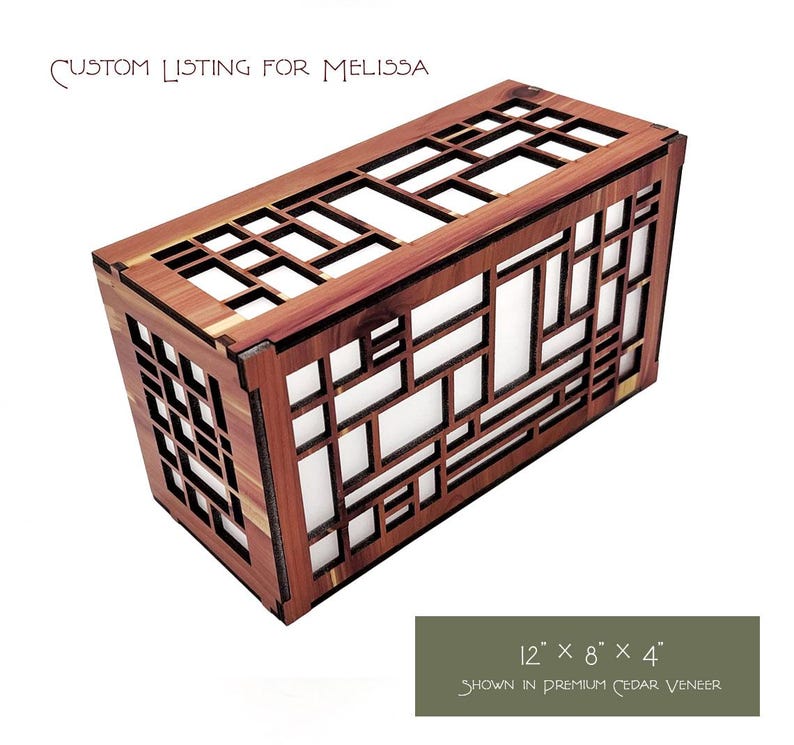 Peut inclure: Bo&icirc;te rectangulaire en bois avec un motif g&eacute;om&eacute;trique, pr&eacute;sent&eacute;e en placage de c&egrave;dre de qualit&eacute; sup&eacute;rieure. La bo&icirc;te mesure 30.5 cm de long, 20.3 cm de large et 10.2 cm de haut. Le texte "CUSTOM LISTING FOR MELISSA" est en haut.