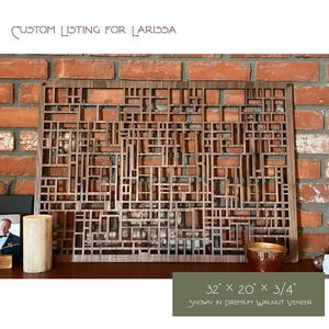 K&ouml;nnte beinhalten: Ein Wandkunstwerk aus Holz mit geometrischem Design, gezeigt in hochwertigem Walnussfurnier. Das Kunstwerk misst 81 cm x 51 cm und ist 1,9 cm dick. Der Text "CUSTOM LISTING FOR LARISSA" befindet sich oben.