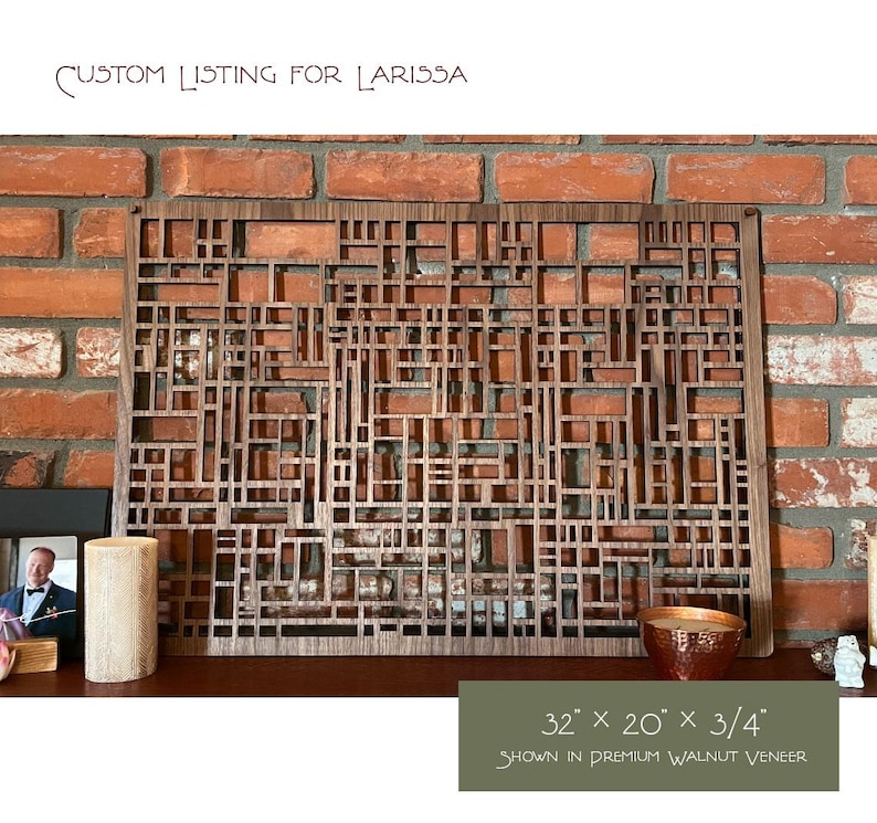 K&ouml;nnte beinhalten: Ein Wandkunstwerk aus Holz mit geometrischem Design, gezeigt in hochwertigem Walnussfurnier. Das Kunstwerk misst 81 cm x 51 cm und ist 1,9 cm dick. Der Text "CUSTOM LISTING FOR LARISSA" befindet sich oben.