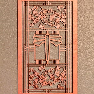 K&ouml;nnte beinhalten: Handgefertigtes Holzschild mit dem Text "Welcome to our home" in handschriftlichem Stil. Das Schild ist wei&szlig; mit schwarzer Schrift bemalt und hat eine Used-Optik, geeignet f&uuml;r Innen- und Au&szlig;enbereiche.