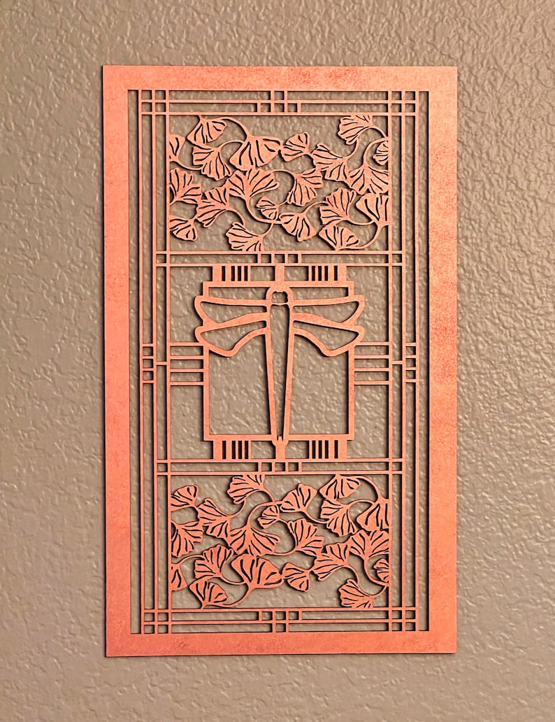 K&ouml;nnte beinhalten: Handgefertigtes Holzschild mit dem Text "Welcome to our home" in handschriftlichem Stil. Das Schild ist wei&szlig; mit schwarzer Schrift bemalt und hat eine Used-Optik, geeignet f&uuml;r Innen- und Au&szlig;enbereiche.