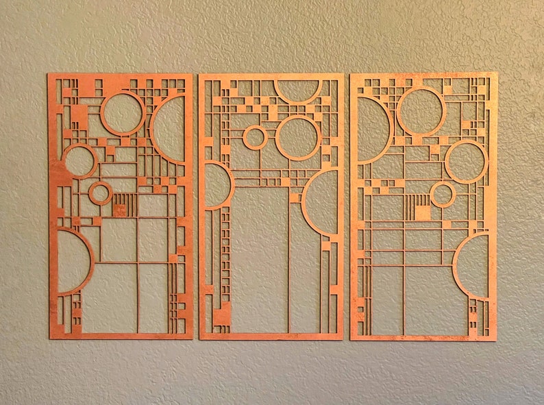 Op de afbeelding: Drie houten wandpanelen met geometrische ontwerpen met cirkels en vierkanten. De panelen zijn lichtbruin van kleur en hebben een verweerde afwerking.