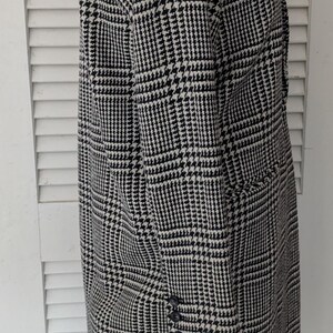 Puede incluir: Abrigo con estampado de pata de gallo en blanco y negro. El abrigo tiene solapas con muescas, cierre de dos botones y dos bolsillos delanteros. Un estilo cl&aacute;sico, adecuado para diversas ocasiones.