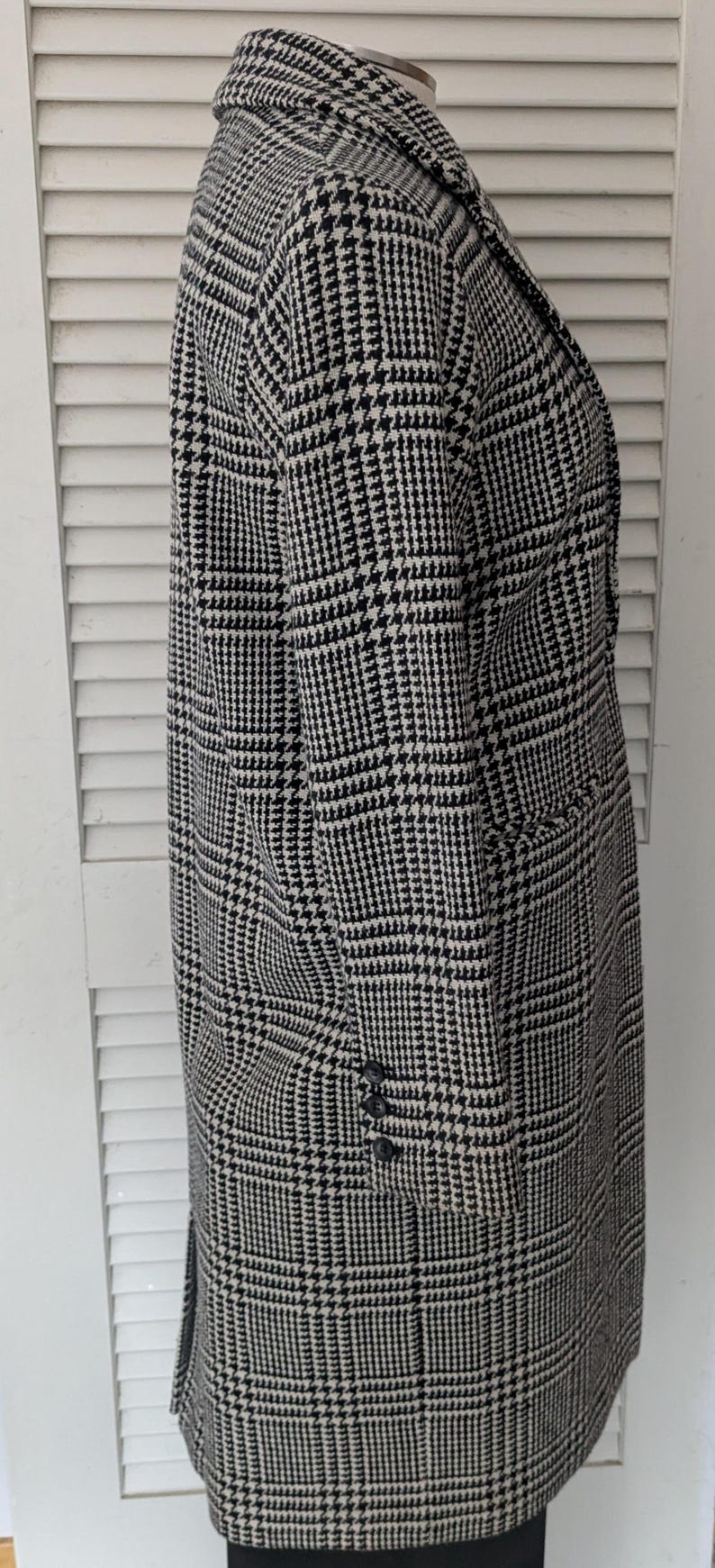 Puede incluir: Abrigo con estampado de pata de gallo en blanco y negro. El abrigo tiene solapas con muescas, cierre de dos botones y dos bolsillos delanteros. Un estilo cl&aacute;sico, adecuado para diversas ocasiones.