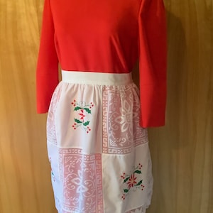 Christmas Kitsch Vintage Holiday Apron Charming Christmas Floral Red White Green Lace Excellent