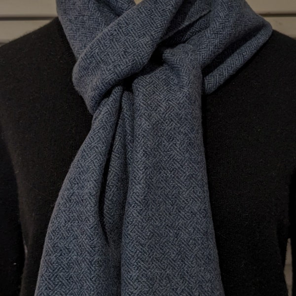 YIKES Scarf Shop Vintage 100% Lambs Wool Scarf Subtle Indigo Blue Herringbone Mens Winter Soft & Warm Excellent