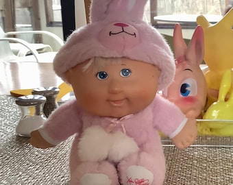 Cabbage Patch Kid de Xaviar Roberts, de los años setenta, con traje de conejito rosa y blanco, excelente para la época de Pascua.