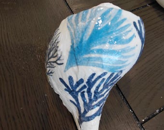 Kleine blauw-witte schelp. Afmetingen: 6x4 cm.