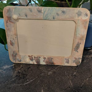 Fotolijstje van 5x7 inch. Schildpaddenfamilie gedecoreerd met decoupage. Versierd met schelpen.