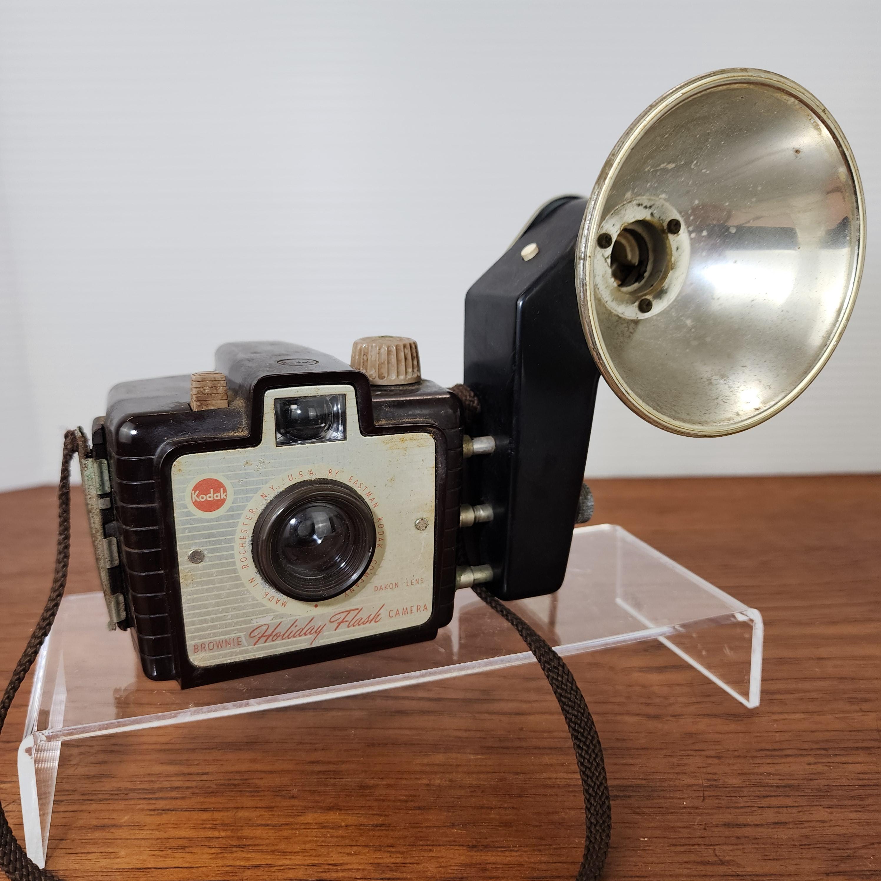 Vintage Kodak Brownie Holiday Flash Camera – 1950s Bakelite Box