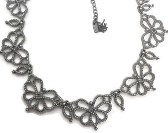 Collier papillon vintage | Collier de perles de graines argentées et blanches