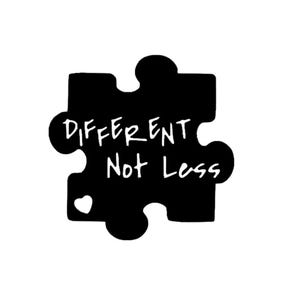Könnte beinhalten: Ein schwarzes Puzzleteil mit dem weißen Text "DIFFERENT Not Less". Ein kleines weißes Herz befindet sich in der unteren linken Ecke. Das Bild ist vor einem weißen Hintergrund.