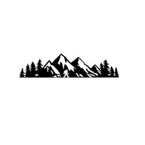 Könnte beinhalten: Schwarz-weiße Grafik eines Bergmassivs mit Kiefern und einer Silhouette von Bigfoot. Das Design zeigt gezackte Gipfel und detaillierte Baumumrisse, ideal für Outdoor-Enthusiasten.