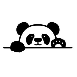 Puede incluir: Ilustración en blanco y negro de un oso panda asomándose por encima de una línea horizontal. El panda tiene orejas, ojos y patas negras, con la cara y el cuerpo blancos. La pata del panda es visible y parece estar saludando.