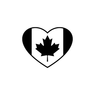 Puede incluir: Gráfico en blanco y negro de un corazón con el diseño de la bandera canadiense. El corazón está delineado en negro, con la hoja de arce de la bandera canadiense en el centro y barras verticales negras a cada lado.
