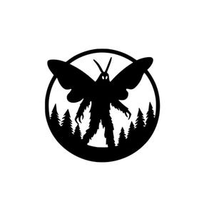 Puede incluir: Silueta negra de un Mothman con grandes alas, frente a un bosque, dentro de un marco circular. Ilustración gráfica minimalista.