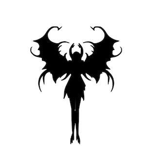 Może przedstawiać: Czarna sylwetka postaci z wyciągniętymi ramionami i dużymi, ozdobnymi skrzydłami. Postać ma długą, powłóczystą spódnicę i jest umieszczona na białym tle. Projekt jest szczegółowy i w stylu gotyckim.