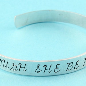 Peut inclure: Bracelet en argent avec l'inscription "Though she be but little, she is fierce."