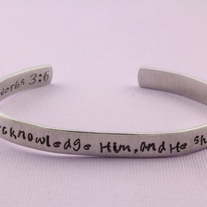 Ordspråksboken 3:6 Armband - Känn honom på alla dina vägar, så skall han göra dina stigar jämna - Manschettarmband - Justerbart armband - Silver
