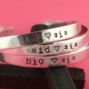 WYPRZEDAŻ - Bransoletki z wytłoczonym mankietem Big Sis Mid Sis Lil Sis - Prezent dla Little Sister Middle Sister Big Sister - Bransoletki aluminiowe - BFF - Besties
