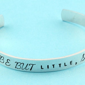 Peut inclure: Bracelet en argent avec l'inscription "She be but little, she is fierce".