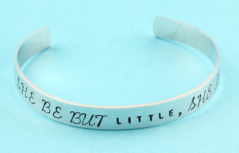 Peut inclure: Bracelet en argent avec l'inscription "She be but little, she is fierce".
