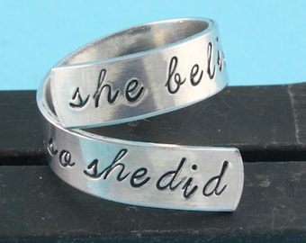 Ella creía que podía, así que hizo anillo - Anillo de envoltura - Anillo de torsión - Anillo de plata - Regalo de aliento - Anillo estampado - Regalo para ella - Talla 7