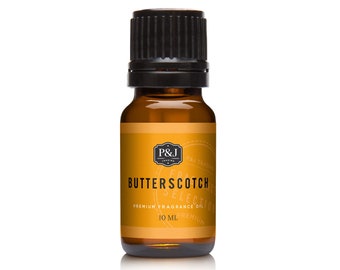 Könnte beinhalten: Eine 10 ml braune Glasflasche mit Butterscotch-Duftöl. Die Flasche hat einen schwarzen Verschluss und ein Etikett mit dem Text "P&J Fragrance Selection" und "Butterscotch Premium Fragrance Oil".