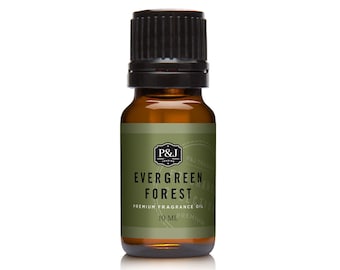 Op de afbeelding: Een bruine glazen fles met een zwarte dop, met het label "Evergreen Forest" Premium Geurolie, 10 ml.