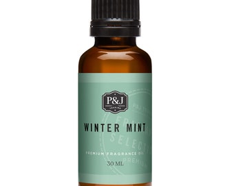 Op de afbeelding: Een 30 ml amberkleurige glazen fles met een zwarte dop. Het etiket is groen en heeft de tekst "P&J Trading" en "Winter Mint Premium Fragrance Oil".
