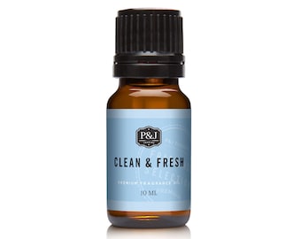 Op de afbeelding: Een bruine glazen fles met een zwarte dop, met 10 ml Clean & Fresh Premium Fragrance Oil.