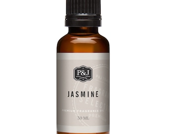 Op de afbeelding: Een bruine glazen fles jasmijngeurolie met een zwarte dop. Het etiket bevat de tekst "JASMINE" en "PREMIUM FRAGRANCE OIL". De fles bevat 30 ml olie.