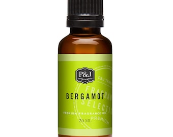 Puede incluir: Una botella de vidrio ámbar de 30 ml con una tapa negra, que contiene aceite de fragancia de bergamota. La etiqueta es verde con texto negro que dice "P&J Trading", "Fragrance Oil", "Bergamot Select", "Premium Fragrance Oil", "Premium" y "30 ml".
