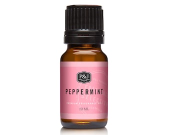 Puede incluir: Una botella de vidrio marrón con una tapa negra que contiene aceite esencial de menta. La etiqueta es rosa con texto blanco que dice "Peppermint Selection Premium Fragrance Oil 10 ML".