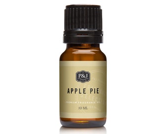 Puede incluir: Una botella de vidrio marrón con una tapa negra, etiquetada con "Apple Pie" y "Premium Fragrance Oil" con un tamaño de 10 ml.