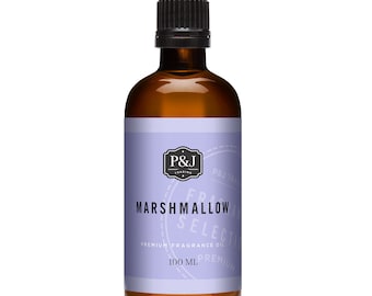 Op de afbeelding: Een bruine glazen fles met een zwarte dop, met het label "Marshmallow" en "Premium geurolie". De fles bevat 100 ml geurolie.