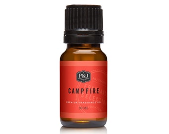 Op de afbeelding: Een 10 ml amberkleurige glazen fles met Campfire-geurolie. De fles heeft een zwarte dop en een rood etiket met witte tekst die "P&J Trading, Fragrance Selection, Campfire, Premium Fragrance Oil, 10 ml, Premium" luidt.