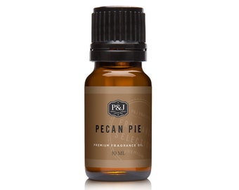 Könnte beinhalten: Eine braune Glasflasche mit schwarzem Verschluss, beschriftet mit "Pecan Pie" Premium Duftöl, 10 ml.