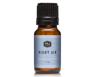 Op de afbeelding: Een 10 ml amber glazen fles met een zwarte dop, gevuld met Night Air Premium Fragrance Oil. Het etiket is blauw met witte tekst en een logo.
