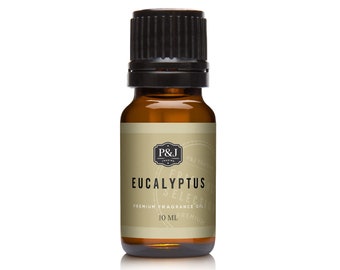 Op de afbeelding: Een bruine glazen fles met een zwarte dop die eucalyptus etherische olie bevat. Het etiket is beige met zwarte tekst die "P&J Trading, Eucalyptus Selection, Premium Fragrance Oil, 10 ml" luidt.