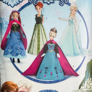 K&ouml;nnte beinhalten: Ein N&auml;hmuster f&uuml;r 29,2 cm gro&szlig;e Puppenkleider mit den Disney-Frozen-Charakteren. Das Muster enth&auml;lt vier verschiedene Outfits: ein gr&uuml;n-goldenes Kleid, ein hellblaues Kleid, ein blaues Kleid mit einem rosa Umhang und ein blaues Kleid mit einem roten Umhang. Das Muster ist mit "1234" und "OS" f&uuml;r eine Gr&ouml;&szlig;e gekennzeichnet.