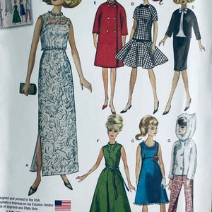 K&ouml;nnte beinhalten: Ein Schnittmuster f&uuml;r Puppenkleidung mit sieben verschiedenen Outfits f&uuml;r 29 cm gro&szlig;e Puppen. Die Outfits beinhalten ein langes wei&szlig;es Kleid, einen roten Mantel, ein schwarz-wei&szlig; kariertes Kleid, einen schwarzen Rock und eine Jacke, ein gr&uuml;nes Kleid, ein blaues Kleid und einen wei&szlig;en Mantel mit rot-wei&szlig; karierten Hosen.
