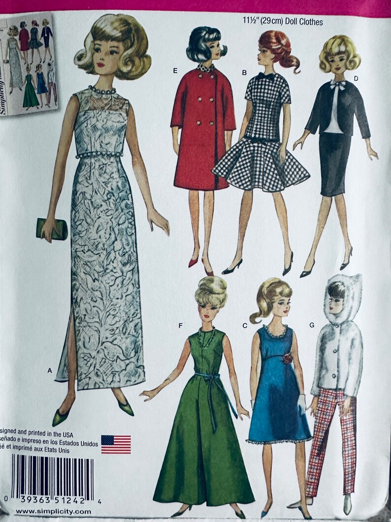 K&ouml;nnte beinhalten: Ein Schnittmuster f&uuml;r Puppenkleidung mit sieben verschiedenen Outfits f&uuml;r 29 cm gro&szlig;e Puppen. Die Outfits beinhalten ein langes wei&szlig;es Kleid, einen roten Mantel, ein schwarz-wei&szlig; kariertes Kleid, einen schwarzen Rock und eine Jacke, ein gr&uuml;nes Kleid, ein blaues Kleid und einen wei&szlig;en Mantel mit rot-wei&szlig; karierten Hosen.