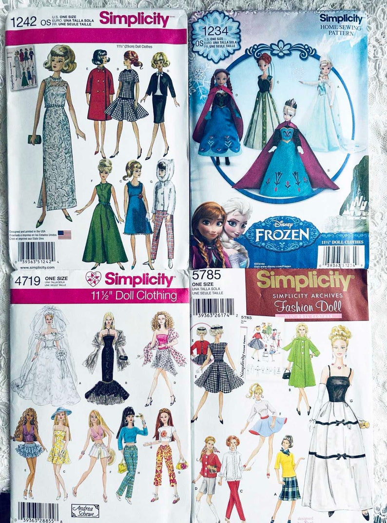 K&ouml;nnte beinhalten: Vier verschiedene Simplicity-Schnittmuster f&uuml;r 30 cm Puppen. Die Schnittmuster beinhalten eine Vielzahl von Outfits, darunter ein Hochzeitskleid, ein schwarzes Kleid, ein kariertes Kleid und ein gr&uuml;nes Kleid. Die Schnittmuster beinhalten auch eine Vielzahl von Accessoires, wie einen Hut, eine Handtasche und einen Schal.