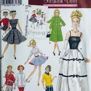 K&ouml;nnte beinhalten: Simplicity Archives Fashion Doll 11 1/2" Doll Clothes Schnittmuster. Das Schnittmuster enth&auml;lt f&uuml;nf verschiedene Outfits f&uuml;r eine Modepuppe. Die Outfits umfassen ein schwarz-wei&szlig; kariertes Kleid, einen gr&uuml;nen Mantel, ein wei&szlig;es Kleid mit schwarzem Besatz, einen blauen Rock mit rotem Bund und ein gelbes Oberteil mit einem karierten Rock.