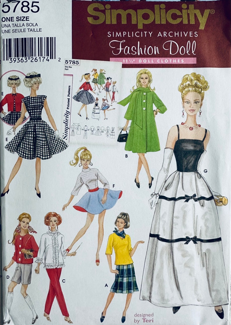 K&ouml;nnte beinhalten: Simplicity Archives Fashion Doll 11 1/2" Doll Clothes Schnittmuster. Das Schnittmuster enth&auml;lt f&uuml;nf verschiedene Outfits f&uuml;r eine Modepuppe. Die Outfits umfassen ein schwarz-wei&szlig; kariertes Kleid, einen gr&uuml;nen Mantel, ein wei&szlig;es Kleid mit schwarzem Besatz, einen blauen Rock mit rotem Bund und ein gelbes Oberteil mit einem karierten Rock.