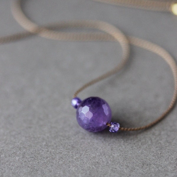 Collier de perles uniques en cristal de pierres précieuses d'améthyste Collier de pierre violette Collier de perles d'améthyste naturelle unique Collier cadeau de pierre de naissance de février