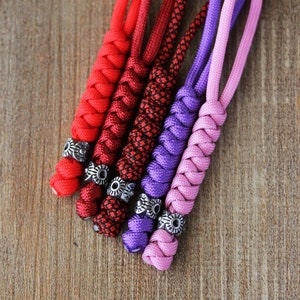 Porte-clés en paracorde avec cordon de couteau en perles de couleur argentée