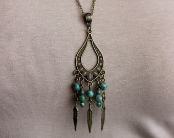 Pendentif en laiton antique avec perles de verre vert Collier Boho unique Long pendentif en laiton Collier bronze ton collier hippie pendentif plume