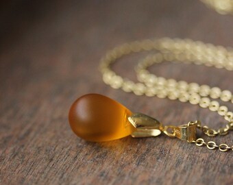 Pendentif goutte de verre mat jaune Collier de chaîne minimaliste de ton or avec pendentif goutte de verre Collier de goutte tendance Collier de tous les jours simple